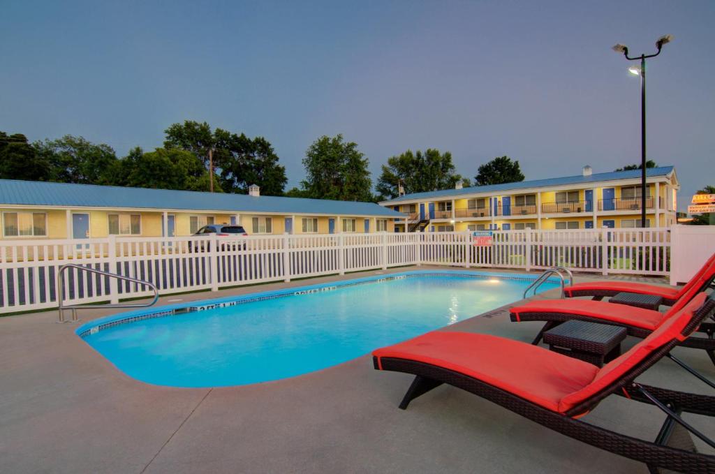 Westbridge Inn & Suites